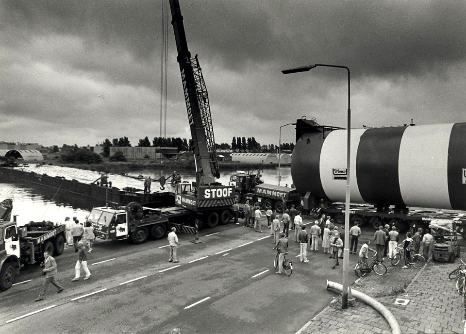 Machinefabriek Visno aan de Spaarndammerweg. Een explosiebestendige ketel voor Schiphol. Aangekocht in 1987 van United Photos de Boer bv. Identificatienummer 54-006034