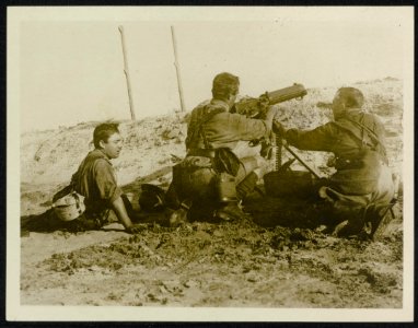 Machine gun detachment in action on the Suez Canal bank., Bestanddeelnr 158-1553