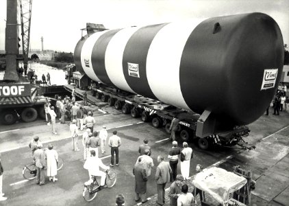 Machinefabriek Visno aan de Spaarndammerweg. Een explosiebestendige ketel voor Schiphol. Aangekocht in 1987 van United Photos de Boer bv. - Negatiefnummer 25332 k 10 A. - Gepubliceerd in het Haarlems 