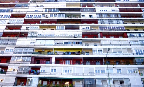 Madrid - Bloque de viviendas en el Barrio de la Concepción, Distrito de Ciudad Lineal 02