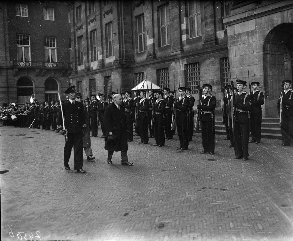 Mackenzie King inspecteert erewacht, Bestanddeelnr 902-4506