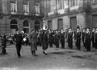 Mackenzie King in Amsterdam (Dam. Prinses inspecteert erewacht), Bestanddeelnr 902-4500