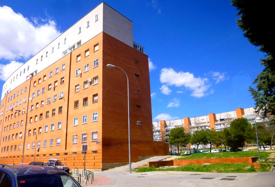 Madrid - Bloque de viviendas La Herradura, Barrio de Media Legua, Distrito de Moratalaz 1