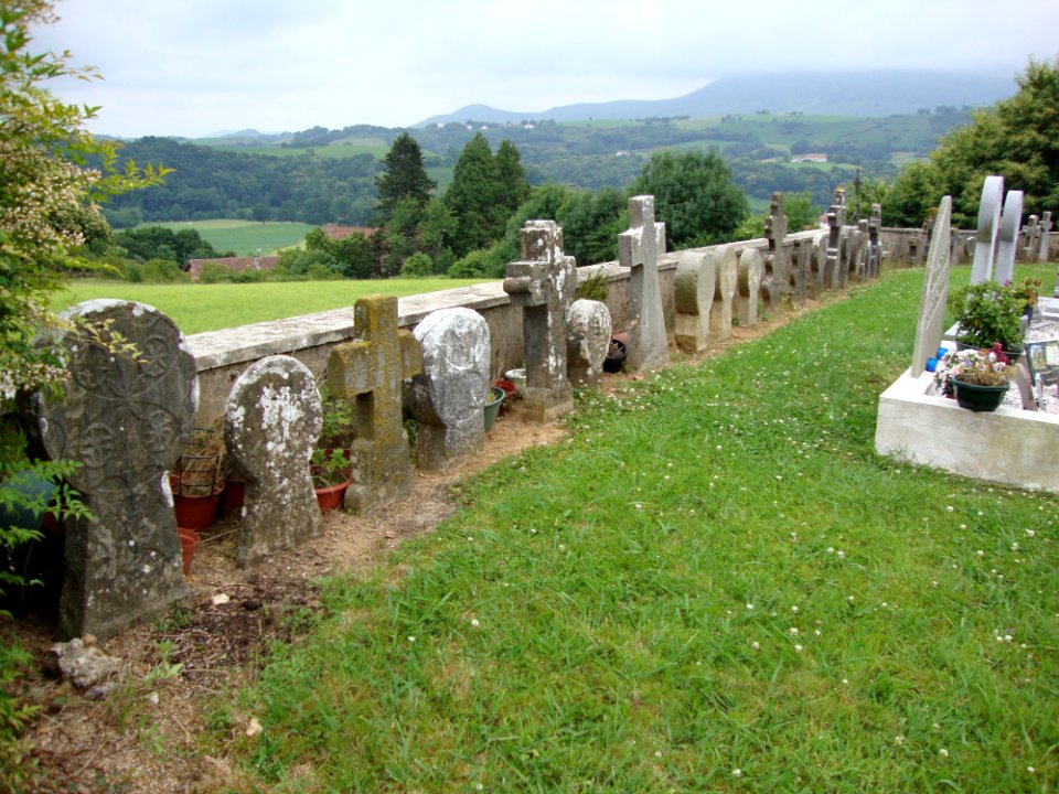 Mendionde Lekorne, alignement de vieux stèles au cimetière