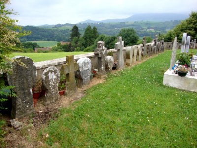 Mendionde Lekorne, alignement de vieux stèles au cimetière