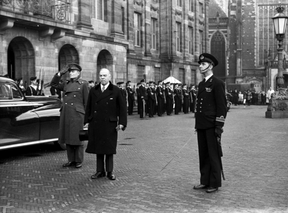 Mackenzie King in Amsterdam bij het spelen van het volkslied, Bestanddeelnr 902-4501