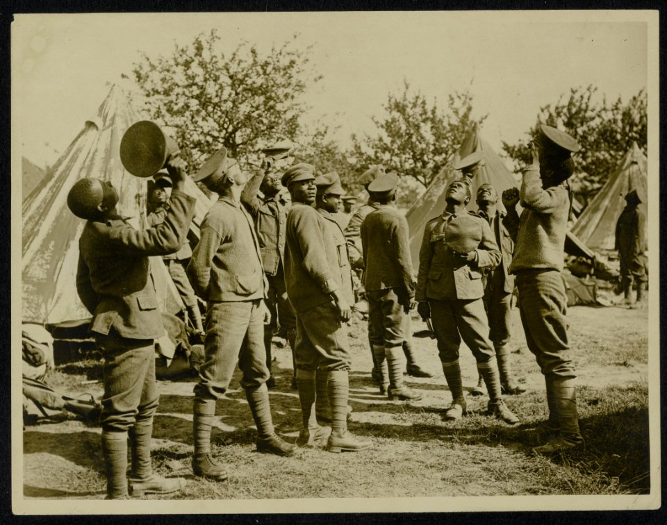 Men of a West Indian Rgt. watching a Boche aeroplane being chased by our planes, Bestanddeelnr 158-0454