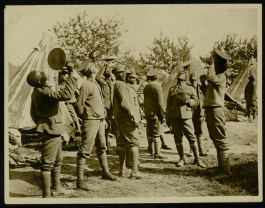 Men of a West Indian Rgt. watching a Boche aeroplane being chased by our planes, Bestanddeelnr 158-0454