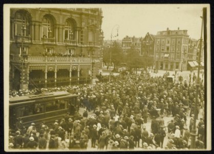 Menigte burgers voor de Stadsschouwburg te Amsterdam. Orkest speelt op balkon, Bestanddeelnr 158-0520