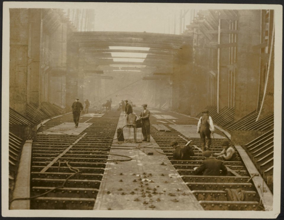 Men working on the partly constructed deck of a standard ship, Bestanddeelnr 158-2668