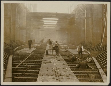 Men working on the partly constructed deck of a standard ship, Bestanddeelnr 158-2668