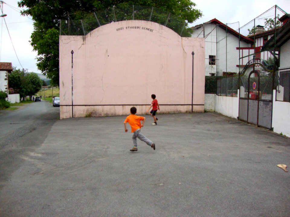 Mendionde Attissane, Fronton; enfants jouant pelota main nue