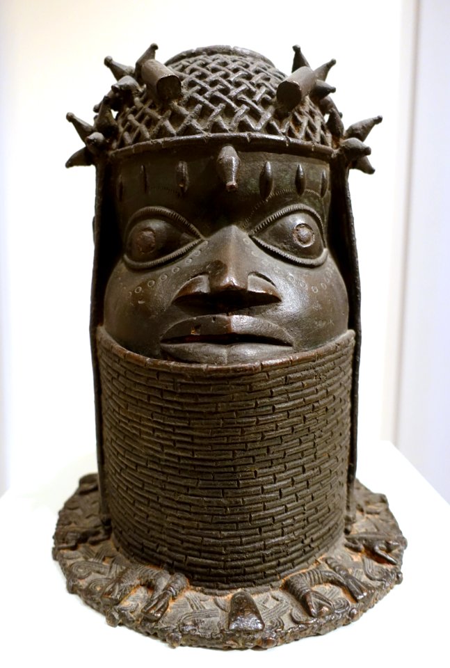 Memorial head, Benin Kingdom, 18th century, bronze - Museum Berggruen - DSC03770