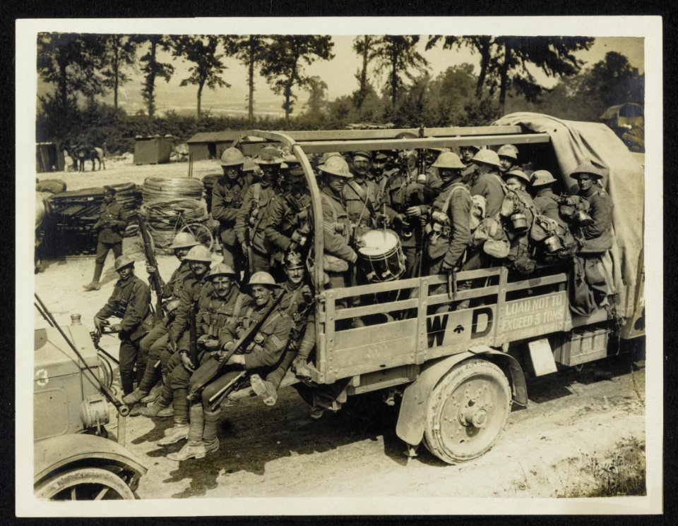 Men of the Irish Brigade in their bus going for a rest after taking Guillemont, Bestanddeelnr 158-1031