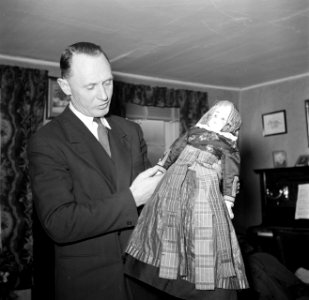 Meneer Dirchsen met een klederdrachtpop, Bestanddeelnr 252-8789