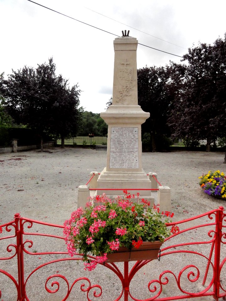 Menaucourt (Meuse) monument aux morts
