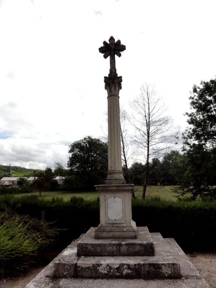 Menaucourt (Meuse) croix de chemin A