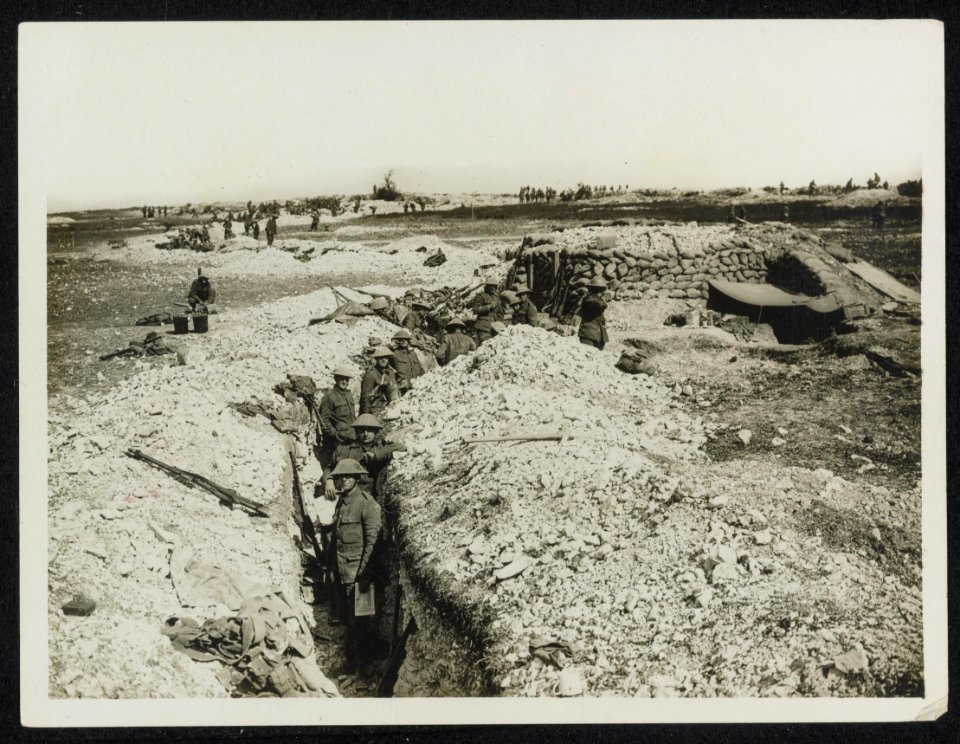 Men of London Rifle Brigade in a reserve trench waiting to go into the front lin, Bestanddeelnr 158-1310