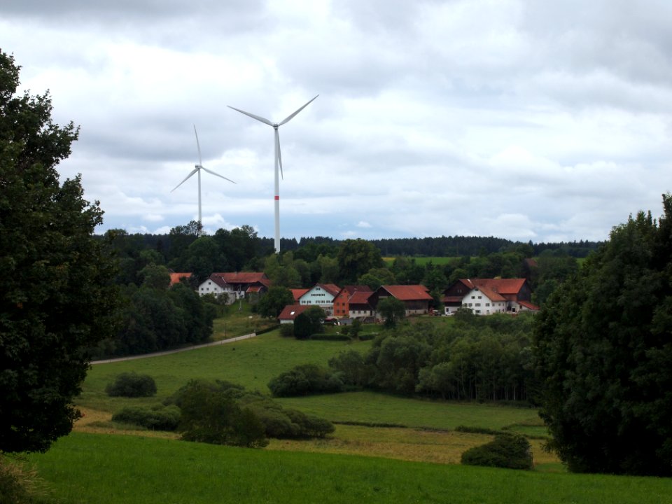 Menhofen mit Windkraftanlagen
