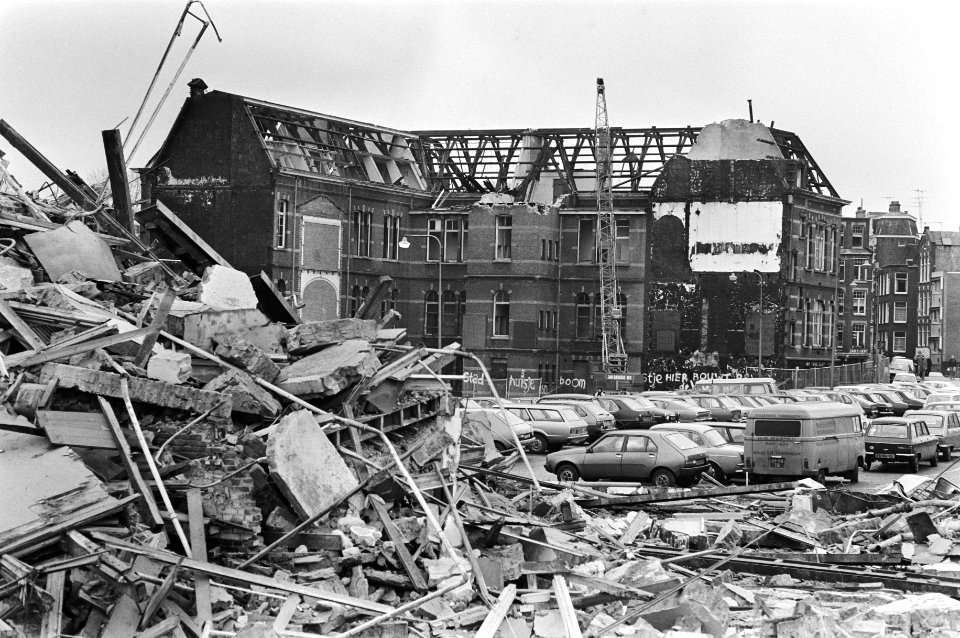 Men is begonnen met sloop van laatste gebouwen op Waterlooplein in Amsterdam, pu, Bestanddeelnr 931-2485