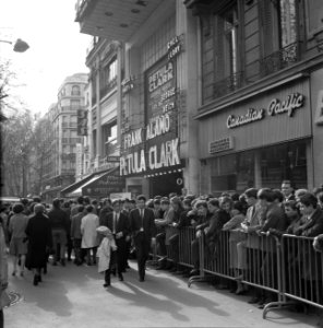 Menigte voor theater Olympia verdringt zich om kaartjes te kopen voor een concer, Bestanddeelnr 254-0432