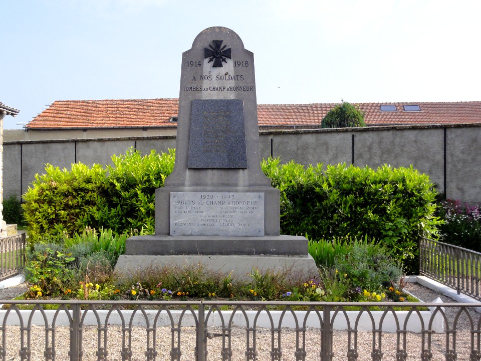 Menneville (Aisne) monument aux morts