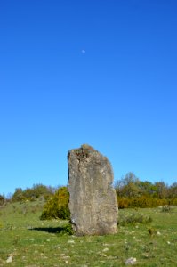 Menhir et Lune sur le Causse du Blandas