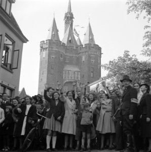 Menigte in Zwolle op de achtergrond de Sassenpoort, Bestanddeelnr 900-2528