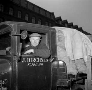 Meneer Dirchsen in zijn vrachtwagen geladen met zakken Bintjes, Bestanddeelnr 252-8797
