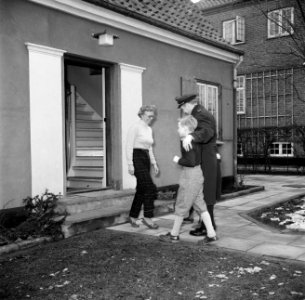 Meneer Svendsen op het tuinpad met zijn vrouw en kinderen, Bestanddeelnr 252-8762