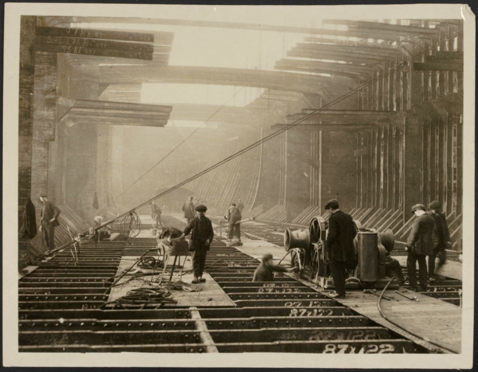 Men working on the partly constructed deck of a standard ship, Bestanddeelnr 158-2667