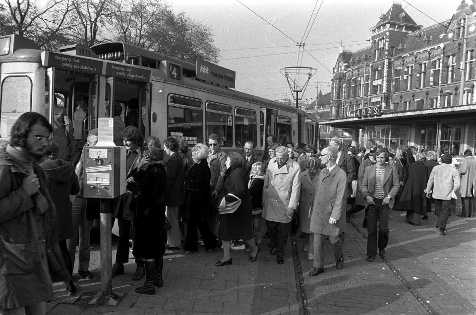 Mensen bij een tramhalte in Amsterdam, Bestanddeelnr 926-8017