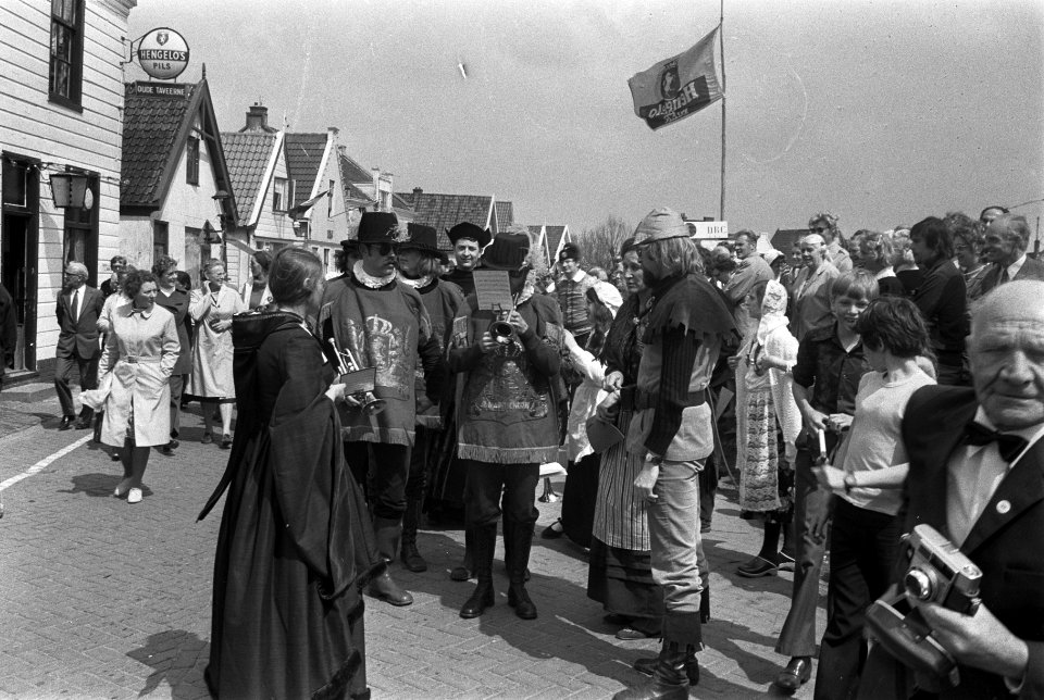 Mensen in oude klederdracht, Bestanddeelnr 925-5835