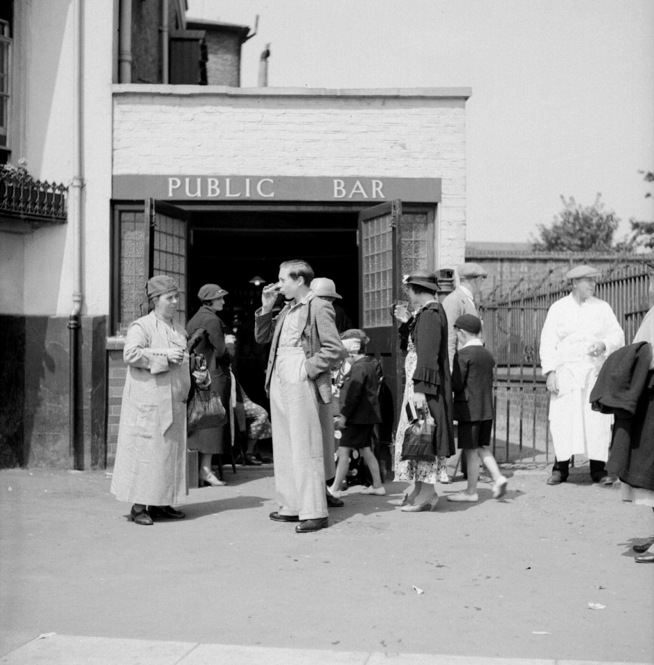 Mensen drinken buiten de pub, Bestanddeelnr 191-0626