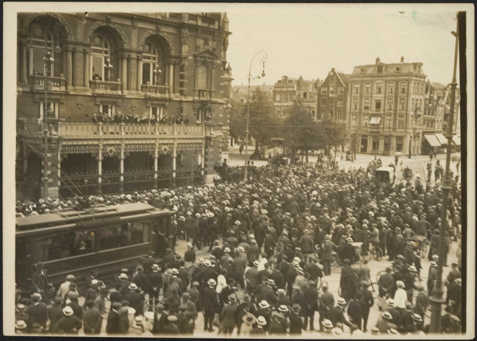 Menigte op plein in Amsterdam., Bestanddeelnr 158-2089