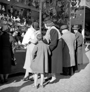 Mensen bij een kraampje op de kerstmarkt gehouden op de Piazza Navona, Bestanddeelnr 191-1181