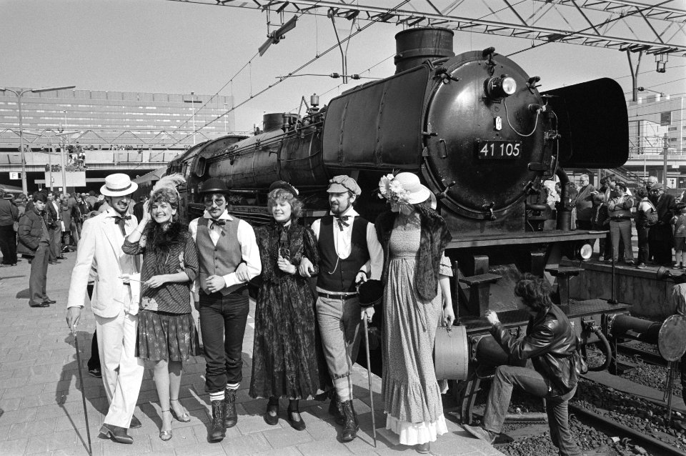Mensen in kleding van vroeger bij een stoomlocomotief, Bestanddeelnr 932-5624