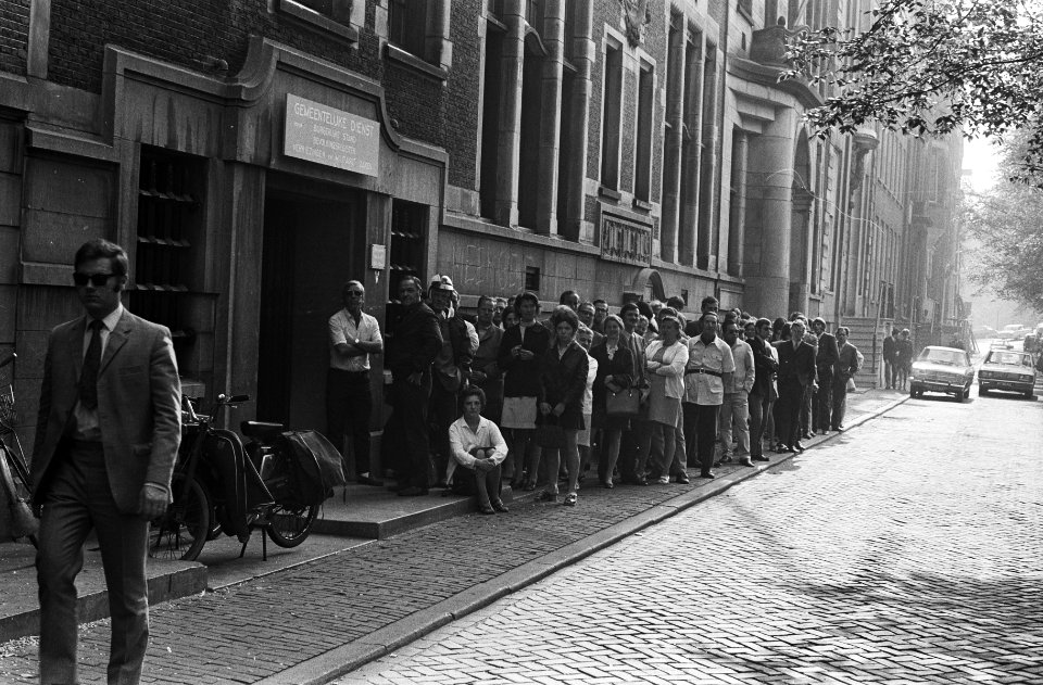 Mensen in de rij voor de burgerlijke stand te Amsterdam, Bestanddeelnr 924-5482