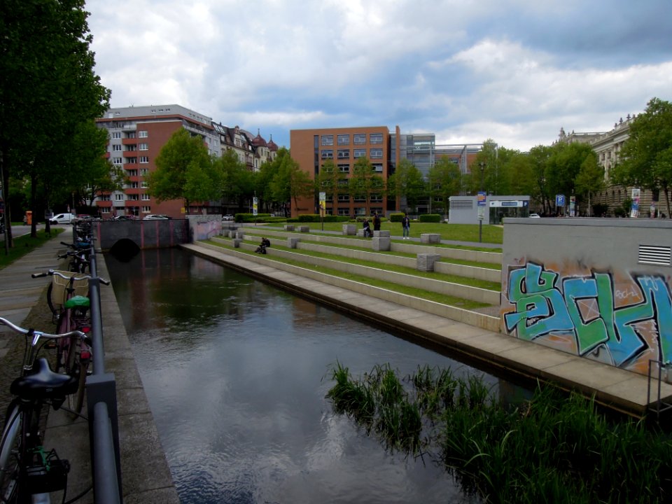 Mendelssohnufer am geisteswissenschaftlichen Zentrum der Uni Leipzig Mitte Mai 2019