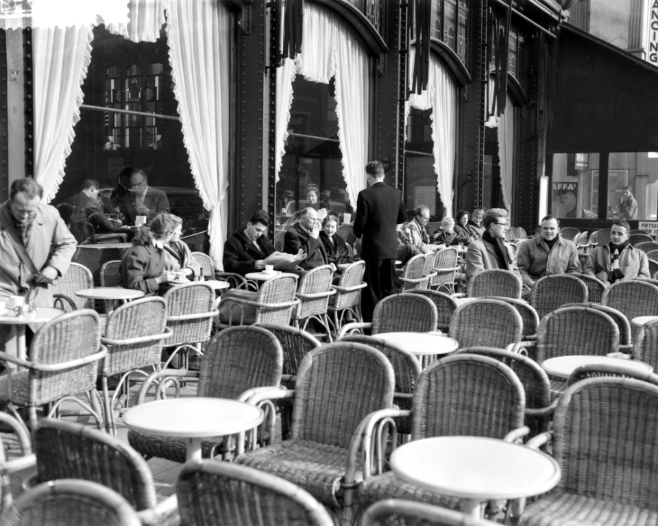 Mensen in de zon op terras op het Rembrandtsplein, Bestanddeelnr 910-1832