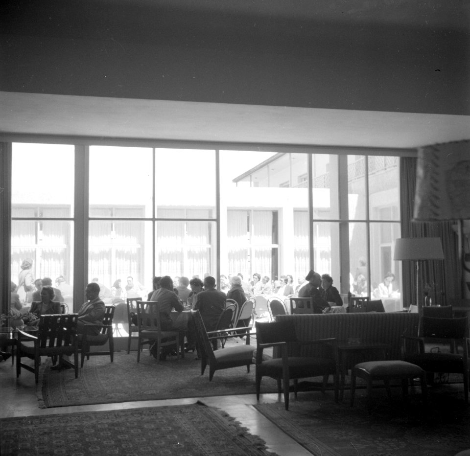 Mensen in de lounge van het Accadia Hotel, Bestanddeelnr 255-0067