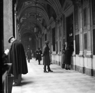 Mensen in de galerij van een oud klooster waar nu een postkantoor in gevestigd i, Bestanddeelnr 191-1346