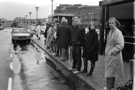 Mensen in de rij voor een taxi, Bestanddeelnr 932-7351