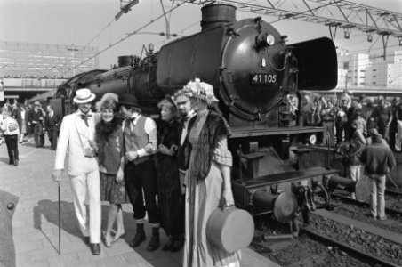 Mensen in kleding van vroeger bij een stoomlocomotief, Bestanddeelnr 932-5625