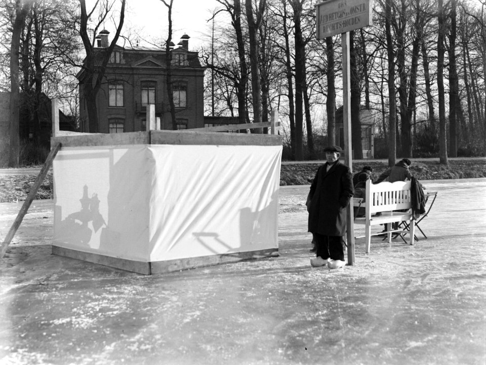 Mensen bij een koek-en-zopie met een bankje en stoelen op het bevoren water van , Bestanddeelnr 189-1034