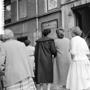 Mensen die bulletins lezen over de KLM ramp, Bestanddeelnr 909-7794