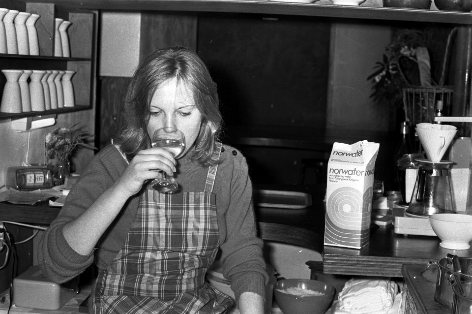 Mensen gebruiken Norwater, meisje drinkt glas water, Bestanddeelnr 925-1471