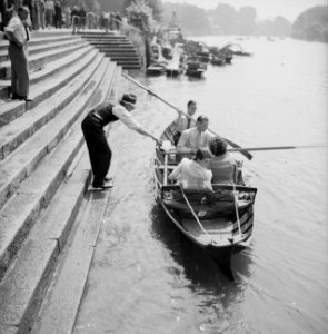 Mensen in een roeiboot maken een pleziervaart over de Theems, Bestanddeelnr 191-0634
