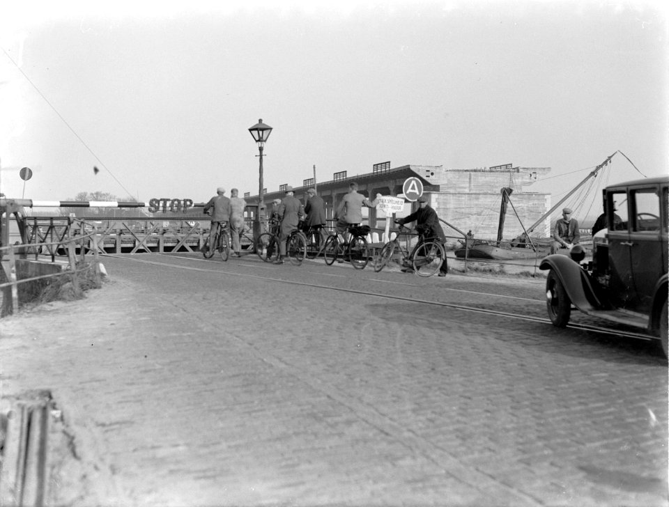 Mensen en auto's voor een open brug in het Merwedekanaal, Bestanddeelnr 189-0258