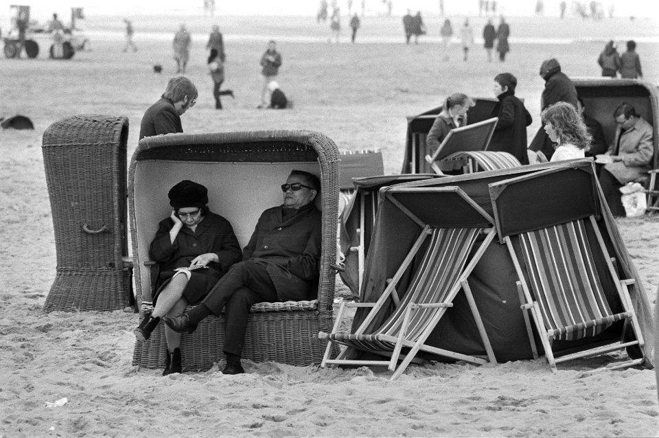 Mensen in dikke kleding in een strandstoel, Bestanddeelnr 924-4461